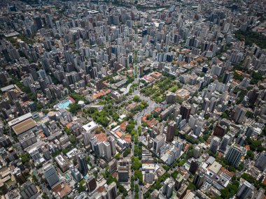 Belo Horizonte, Minas Gerais, Brezilya 'daki büyük şehir binalarının ve sokakların güzel insansız hava aracı görüntüsü