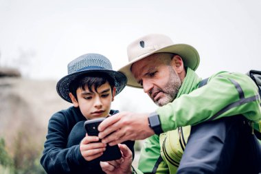 Baba ve oğul dağlarda bir sonbahar günü geçiriyorlar.