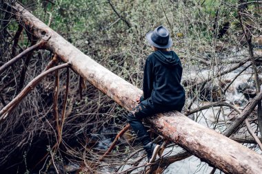 Çocuk dağlarda bir sonbahar günü geçiriyor.