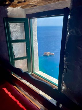 Yunanistan 'ın Amorgos kentindeki Hozoviotissa Manastırı' nın penceresinden bak