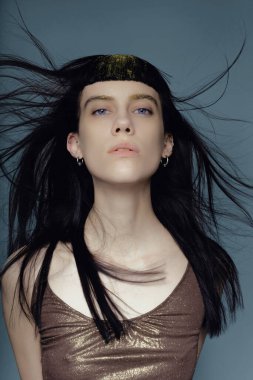 Model with gold glitter at brows and hair