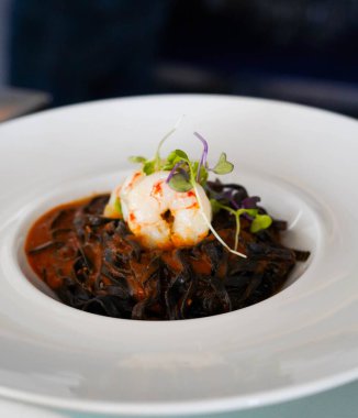 Karidesli erişteli balık çorbası.