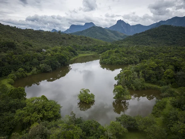 Krásné Letecké Drone Pohled Mokřady Jezera Zelené Deštných Pralesů Horami — Stock fotografie
