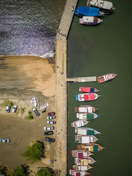 Вид Прогулочные Лодки Океанском Пире Небольшом Историческом Городке — стоковое фото