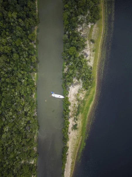 ブラジルアマゾンで大規模な川 白いツアーボートや緑の熱帯雨林への美しい空中トップダウンドローンビュー — ストック写真