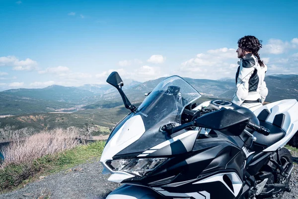 Pernikahan Menikmati Sepeda Motor Hari Yang Cerah Pegunungan — Stok Foto