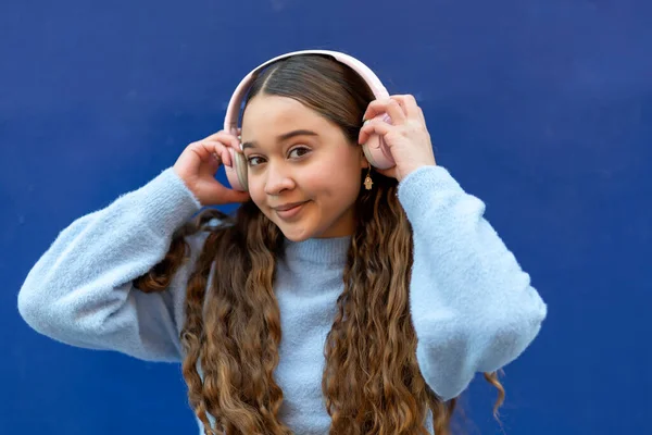 Young Girl Using Her Headphones — Stockfoto