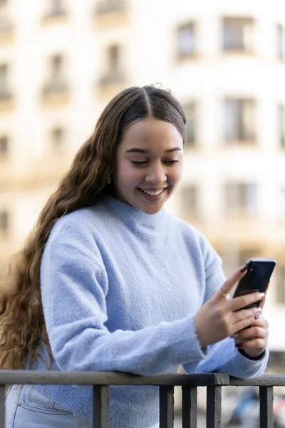 Young Girl Using Her Smartphone City — Stockfoto