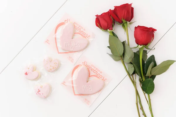 2つのバレンタインデーピンクシュガークッキーとバラ — ストック写真
