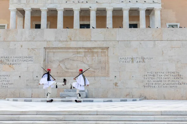 Griekse Soldaten Bewaken Het Graf Van Onbekende Soldaat Het Parlement — Stockfoto
