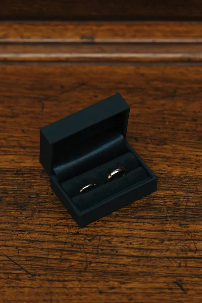 Golden Wedding Rings Black Box Wooden Table — ストック写真
