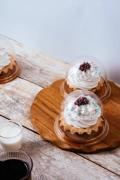 Hemlagad Cupcake Med Hatt Smörkräm Och Sylt — Stockfoto