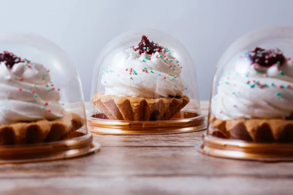 Hjemmelavet Cupcake Med Hætte Buttercream Marmelade - Stock-foto