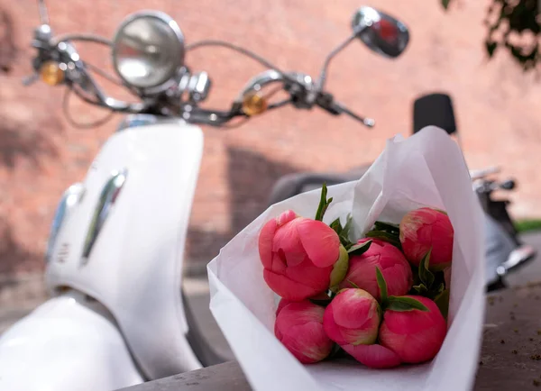 白いスクーターと牡丹の花束 — ストック写真