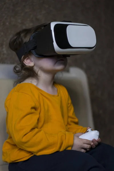 Litet Barn Spelar Virtuella Spel Glasögon — Stockfoto