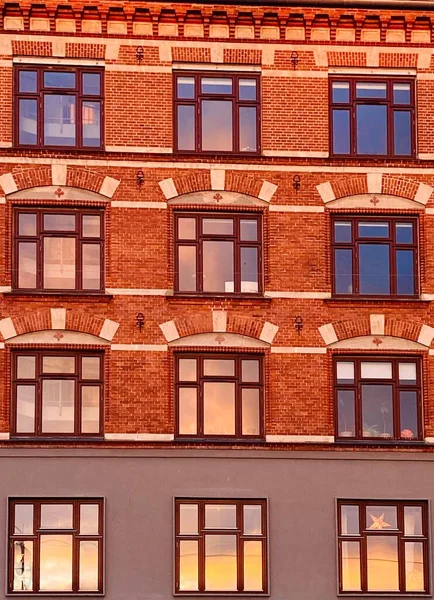 Solnedgång Återspeglas Fönstren Byggnad Köpenhamn — Stockfoto