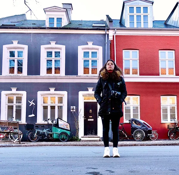 コペンハーゲンのカラフルな家の通りを歩く女性は — ストック写真