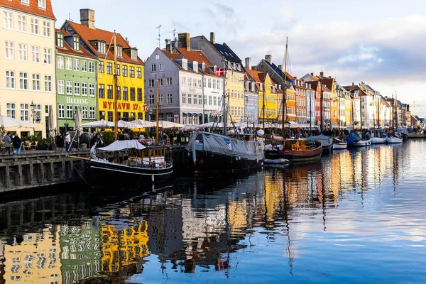 コペンハーゲンのニャーハン通りの家や船は — ストック写真