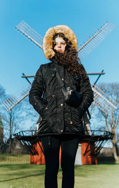 Женщина Зимнем Пальто Против Ветряной Мельницы — стоковое фото