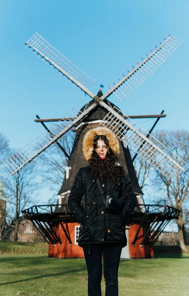 Kobieta Zimowym Płaszczu Przed Wiatrakiem — Zdjęcie stockowe