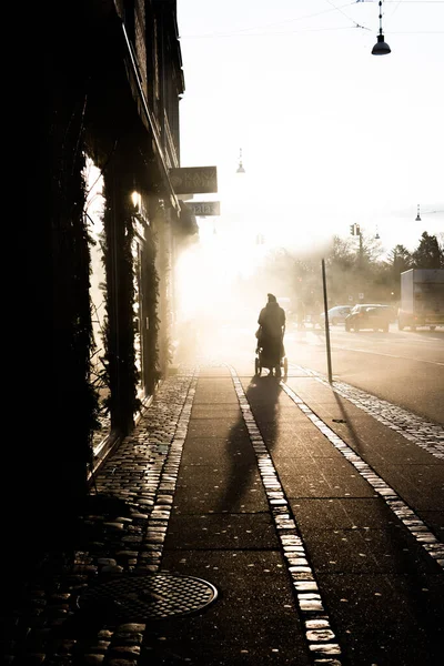 Persona Caminando Por Las Calles Del Copenhagen — Foto de Stock
