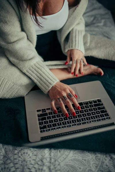 Tattoed Woman Typing Her Laptop Closeup — Stock Photo, Image