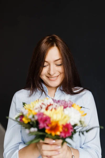 Pregnant Happy Woman Blue Shirt Holding Bouquet Flowers — Stock Photo, Image