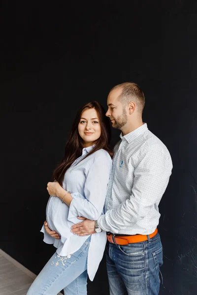 有孩子的夫妇正在经历一段快乐的怀孕期 — 图库照片
