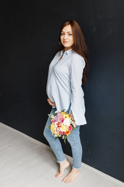 Pregnant Happy Woman Blue Shirt Holding Bouquet Flowers — Stockfoto