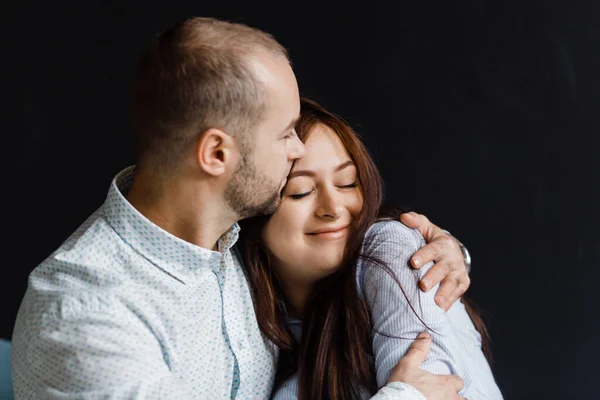 家族の肖像画のための愛のポーズの男と女 — ストック写真