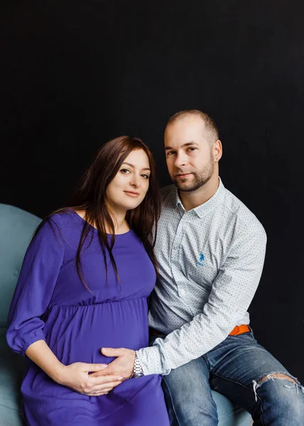 Paar Verwacht Een Kind Ervaart Een Gelukkige Periode Van Zwangerschap — Stockfoto