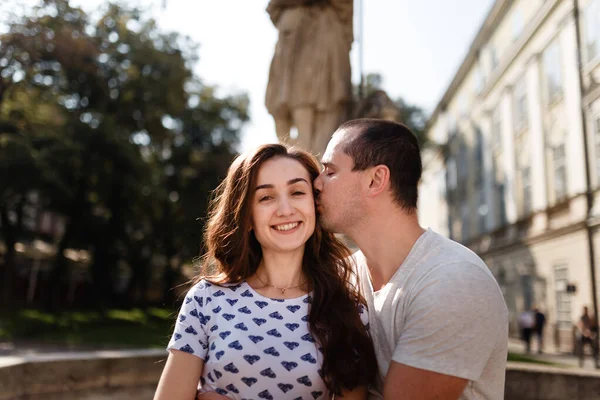 Man Woman Romantically Kissing City Street Summer — Stok fotoğraf