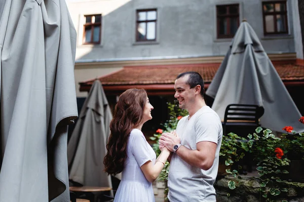 カップル男性と女性はロマンチックな夏に抱擁 — ストック写真