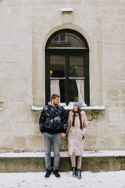 Birbirine Aşık Çift Karlı Bir Kış Kasabasında Yürüyor — Stok fotoğraf