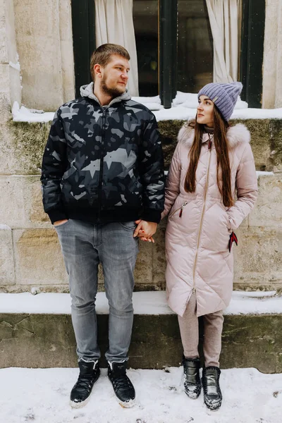 Couple Love Walking Snowy Winter Town — Stok fotoğraf