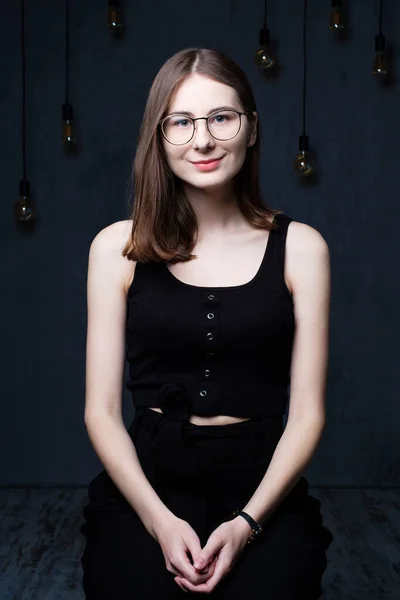 Stüdyoda Kendinden Emin Mutlu Genç Bir Kadının Portresi — Stok fotoğraf