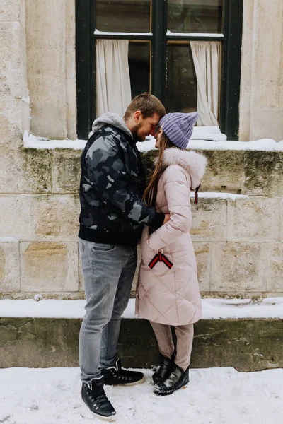 Couple Love Walking Snowy Winter Town — Stok fotoğraf