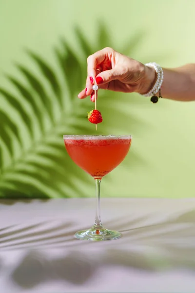 Woman Hand Puts Strawberries Rossini Cocktail — Fotografia de Stock