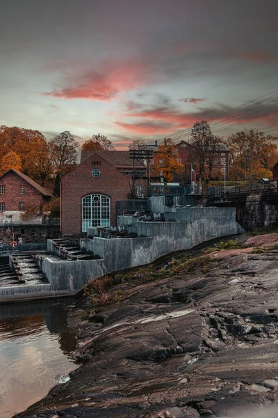 秋天河边的老旧废弃工厂 — 图库照片