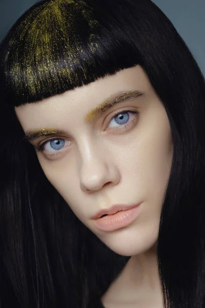 Model Gold Glitter Brows Hair — Stockfoto
