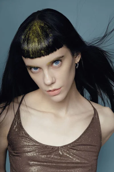 Model Gold Glitter Brows Hair — Stockfoto