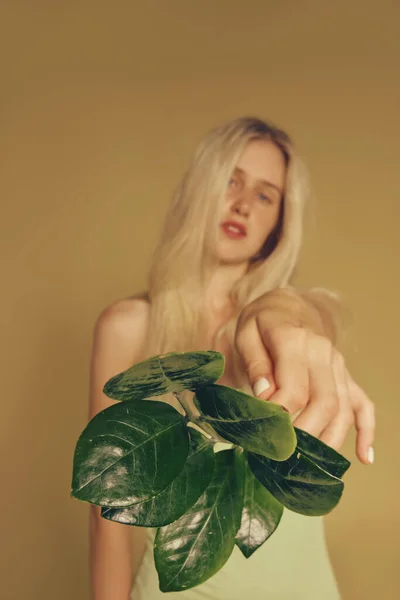 Blonde Freckles Woman Natural Make Holding Leaves — Stockfoto
