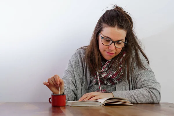 Young Brunette Girl Glasses Reading Book While Drinking Coffee — ストック写真