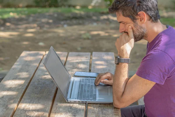 Sakallı Adam Özenle Bilgisayarına Bakıyor — Stok fotoğraf