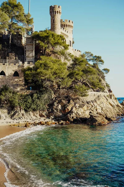 带城堡的南欧地中海海岸景观 — 图库照片