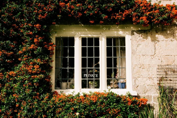 Staré Anglické Venkovské Okno Domu Soukromým Nápisem — Stock fotografie