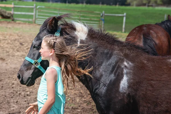Rubia Chica Adolescente Con Pony Día Ventoso —  Fotos de Stock