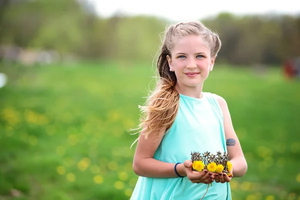 Pretty Blond Tween Girl Holding Dandelion Crown Meadow — Stock Photo, Image
