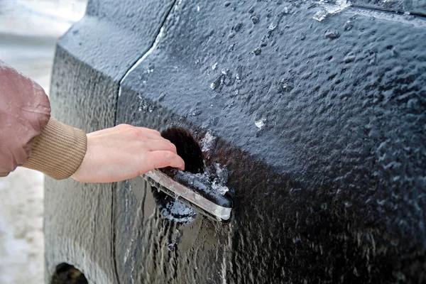Freezing Car Door Handles Trying Open — Stock Photo, Image