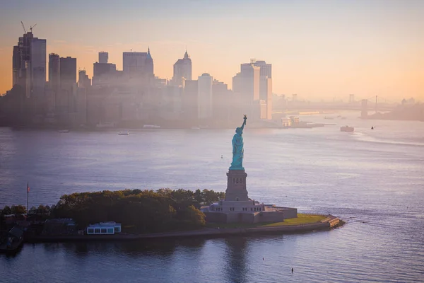 Statue Liberty National Monument Aerial Manhattan Backdrop — Stock Photo, Image